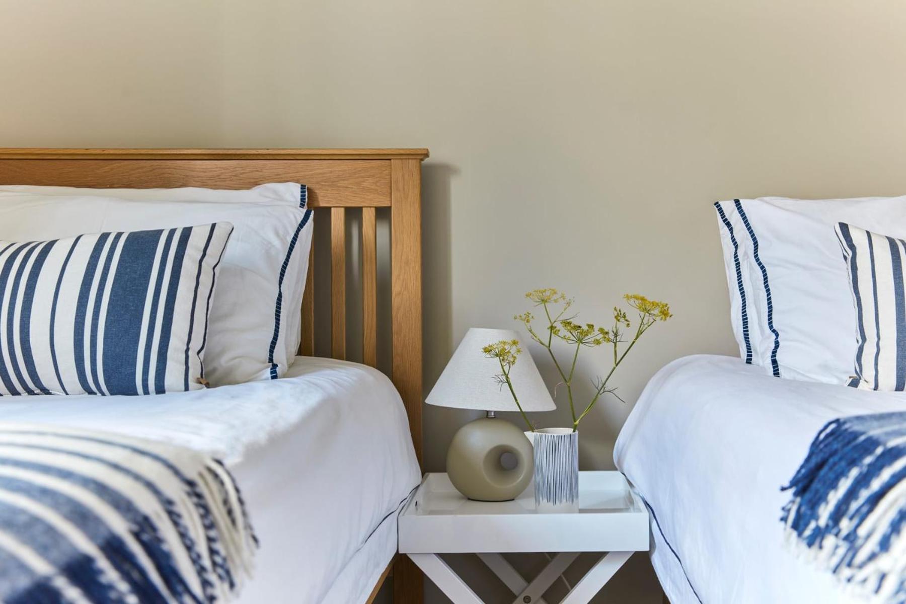 Bosun Cottage - Boutique Retreat On The Beach ディール エクステリア 写真